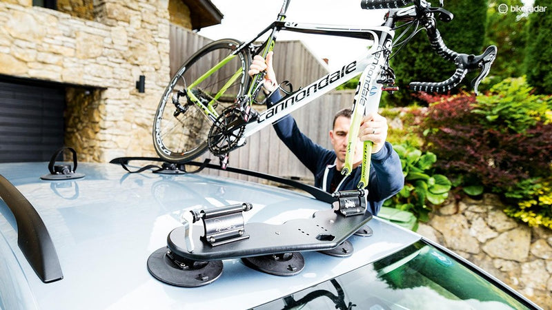The Mini Bomber is a 2-bike carrier, as a fork-mount-style rack it uses four (210lb pull-strength rated each) vacuum cups holding it onto your car’s roof, trunk or back glass. 